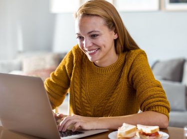 Frau erstellt am Laptop einen Youtube-Account ohne Google-Mailadresse.