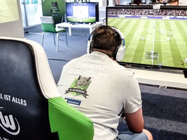 junger Mann spielt FIFA in der Wolves E-Academy