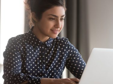 Frau bearbeitet Dateien am Windows-10-Laptop