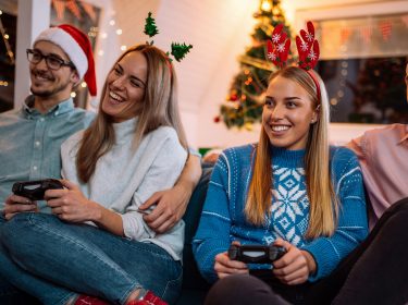 vier freund:innen zocken an weihnachten gemeinsam