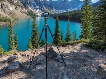 Smartphone-Stativ auf einem Berg am See