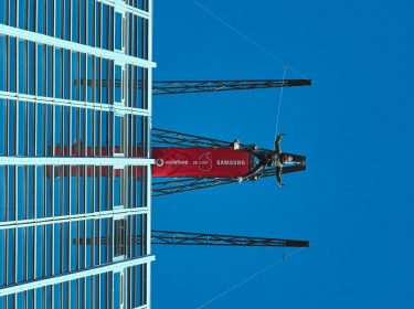 Matthias Malmedie beim 5G Jump-Sprung vom Berliner Park-Inn-Hotel.