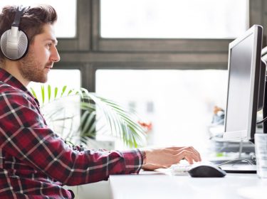 Mann sucht am Windows-PC etwas