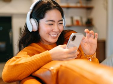 Frau ändert am Android-Handy den Standard-Browser.