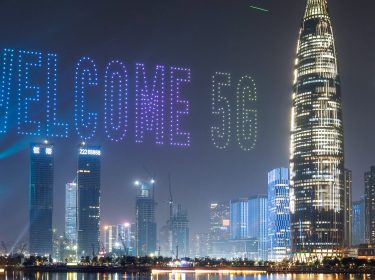 Skyline von Shenzhen bei Nacht mit Lichtershow