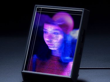 Das Bild einer Frau wird als Hologramm in dem speziellen Bilderrahmen 