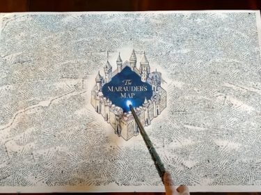 Auf einem Blatt Papier wird per Augmented Reality mit einem Zauberstab die Karte des Rumtreibers aus Harry Potter nachgeahmt.