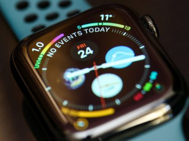 Apple Watch liegt auf Tisch