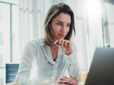 Frau arbeitet am Laptop