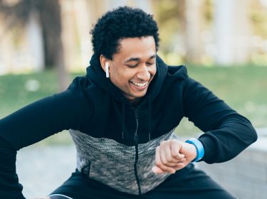 Mann trägt Apple Watch und AirPods beim Sport