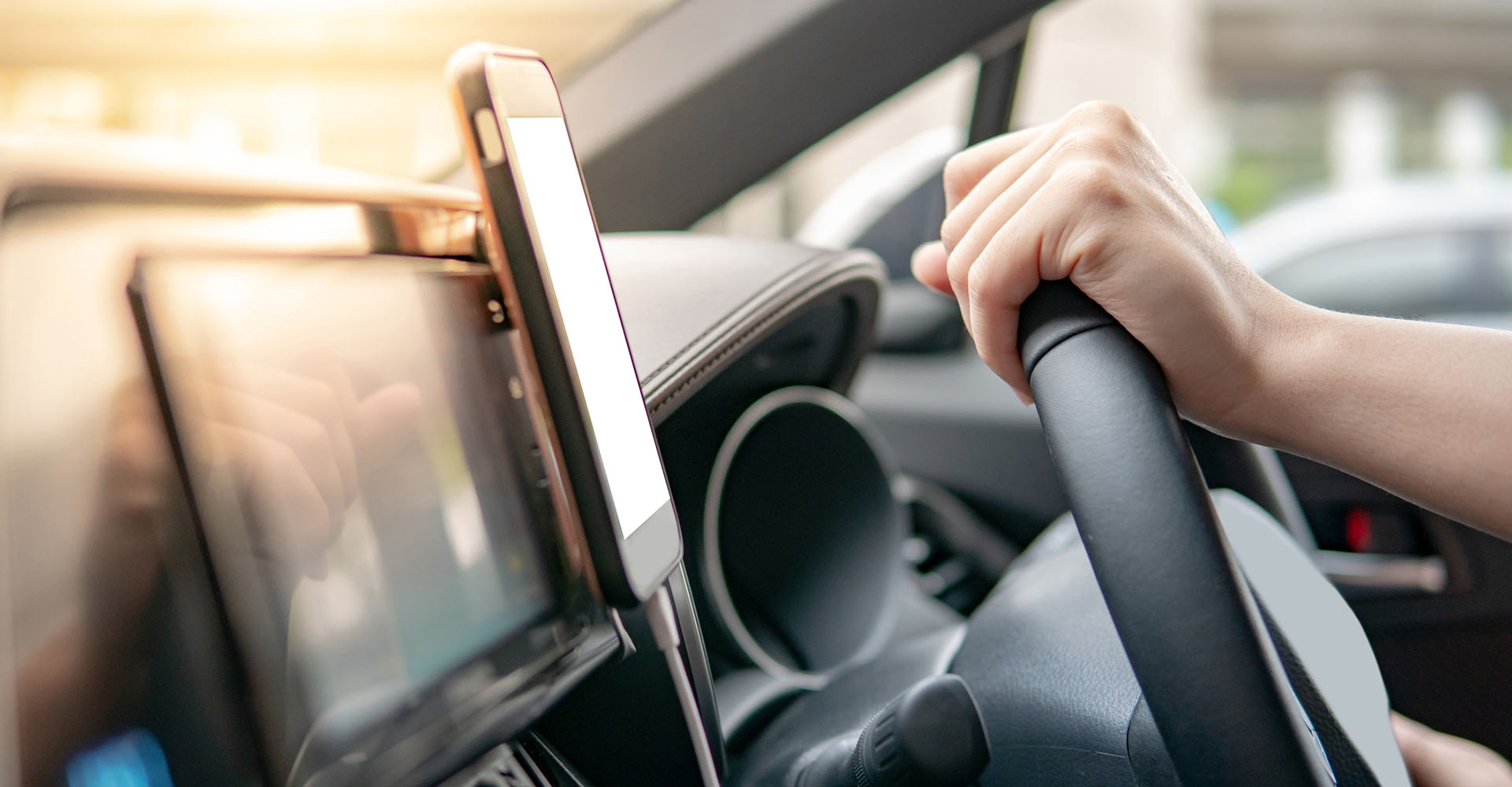 Beim Autofahren mit dem Smartphone navigieren