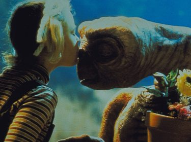 Das Mädchen Gertie küsst den Außerirdischen E.T. auf die Nase. Eine Szene aus dem Film E.T. – Der Außerirdische