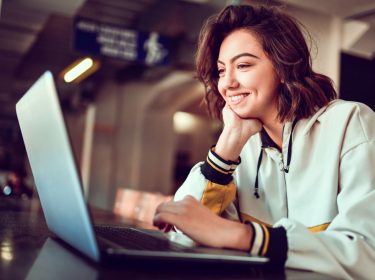 Frau bearbeitet PDF im Browser ihres Laptops.