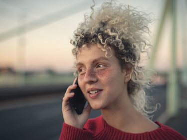 frau telefoniert ins ausland mit den minutenpakete von vodafone