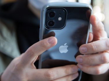 Eine Person hält das iPhone 12 in den Händen