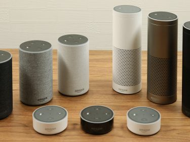 Jeweils drei Geräte der Modelle Echo, Echo Plus und Echo Dot