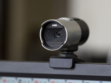 Clip-on-Webcam auf einem Computer-Monitor