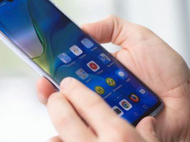 Mann hält Huawei P30 in der Hand