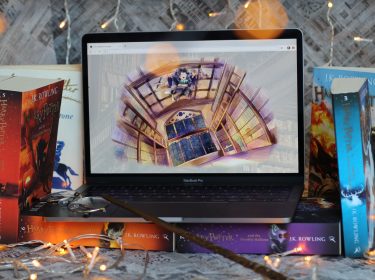 Bücher und ein Laptop, auf dem 