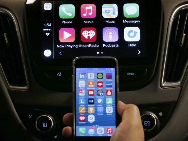 iPhone und CarPlay-Display im Auto