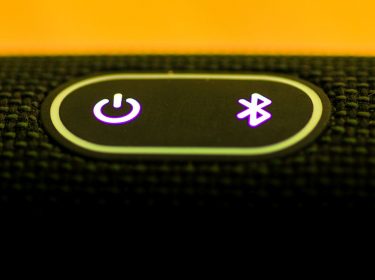 Die Tasten eines JBL-Lautsprechers