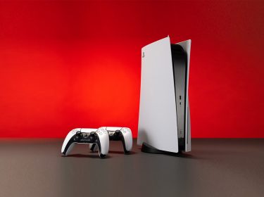 Eine Playstation 5 mit zwei Controllern