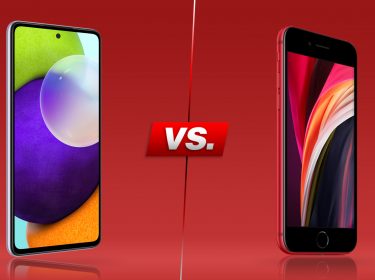Galaxy A52 und iPhone SE von vorne nebeneinander (roter Hintergrund)