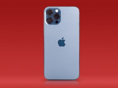 Rückseite des iPhone 12 Pro Max vor rotem Hintergrund