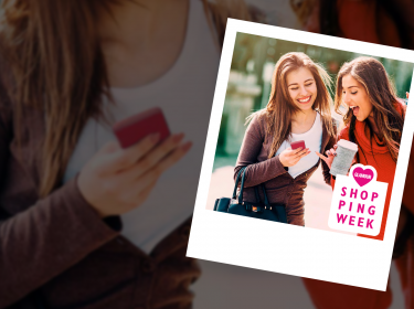 Zwei junge Frauen schauen auf ein Smartphone.