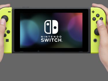 Zwei Hände halten eine Nintendo Switch