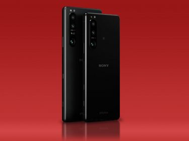 Xperia X III und Xperia 5 III von hinten vor rotem Hintergrund