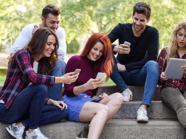 Freunde spielen gemeinsam Gartic Phone