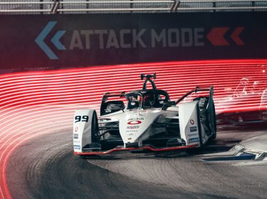 Ein Porsche-Rennwagen mit Vodafone-Logo befährt eine Rennstrecke der Formel E.