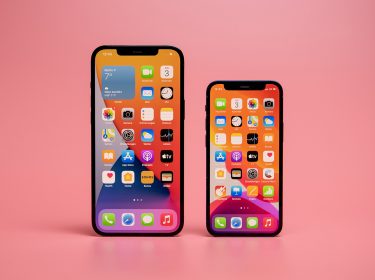 iPhone 12 Pro Max und iPhone 12 mini nebeneinander