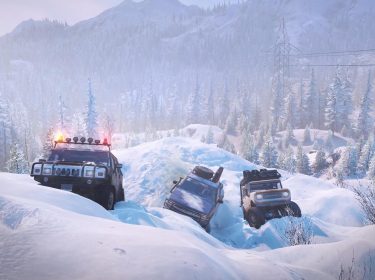 Drei Geländewagen fahren einen verschneiten Berg in SnowRunner hinauf.