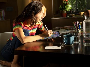 Frau nutzt iPad mit iPadOS 15 zum Zeichnen