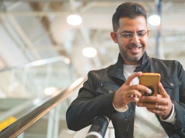 Mann nutzt sein iPhone am Flughafen als Pass