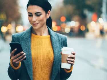 Frau tippt am Smartphone.