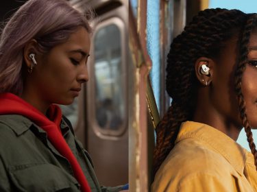 Links die Apple AirPods Pro, rechts die Beats Studio Buds