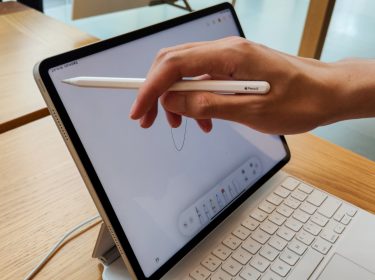 Eine Frau richtet ihr iPad Pro (2020) ein