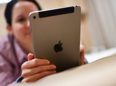 Frau nutzt iPad mit iPadOS 15