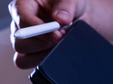 Mann verbindet einen Apple Pencil 2 mit einem iPad Pro