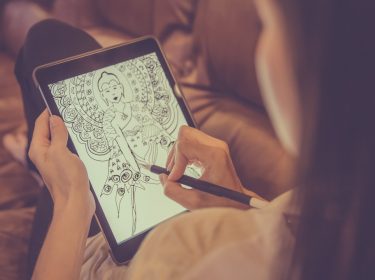 Frau nutzt statt Procreate für Android eine andere Zeichen-App.