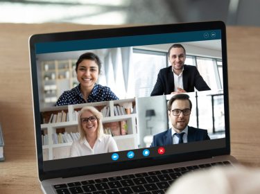 Frau führt Videocall am Laptop
