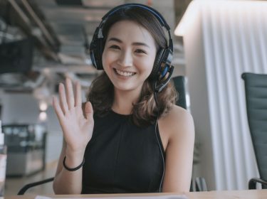 Frau im Kamerabild einer Webcam.