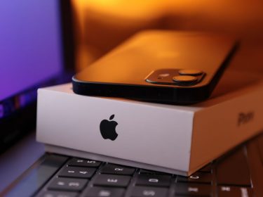 iPhone 12 liegt auf der Verpackung.