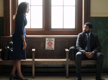 Ein Mann und eine Frau unterhalten sich auf dem Gang eines Gerichts