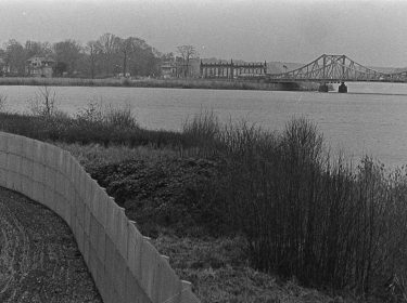 Der Schlosspark Babelsberg (1989) wird von der Berliner Mauer durchzogen.