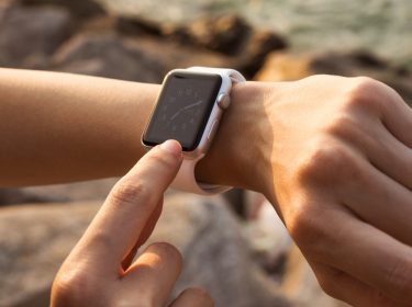 Frau ändert auf ihrer Apple Watch das Zifferblatt