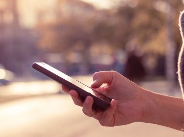 Frau tippt auf ihr Smartphone